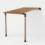 En bois pergola with métallique supports sur fond blanc
