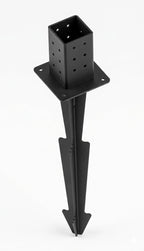 Gamba di treppiede in metallo nero con base quadrata su sfondo bianco