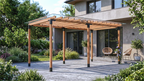 Pergola in legno su una terrazza con una casa e un giardino sullo sfondo