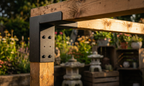 Panca in legno con staffe metalliche in un giardino