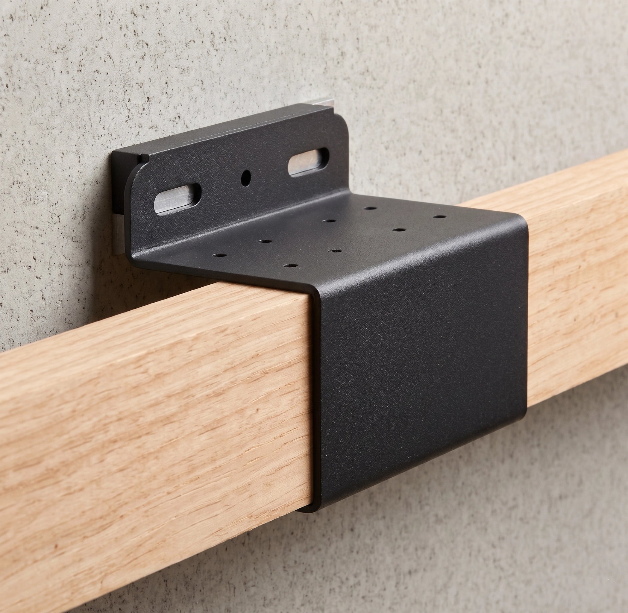 Métal noir support attaché à a tige en bois contre un mur en béton gris.